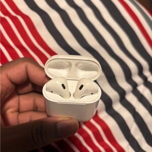Apple Airpods first gen.